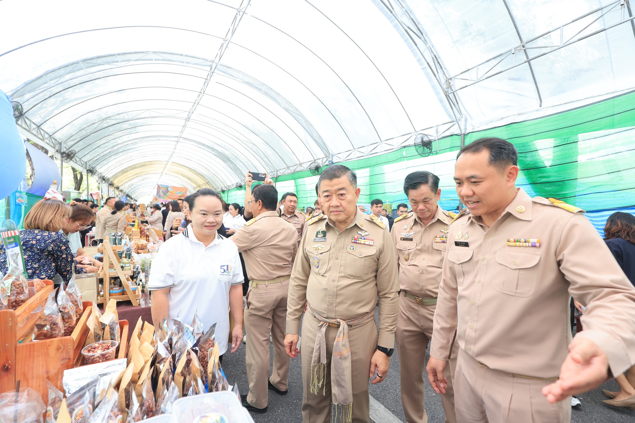 title - ปลัดกระทรวงเกษตรฯ และผู้บริหาร ส.ป.ก. เยี่ยมชมร้านค้า ในงานวันคล้ายวันสถาปนา ส.ป.ก. ครบรอบ 51 ปี